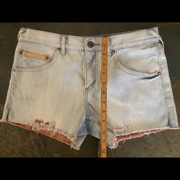 Free People Distressed Light Wash Jean Shorts s 28 - Picture 5 of 9